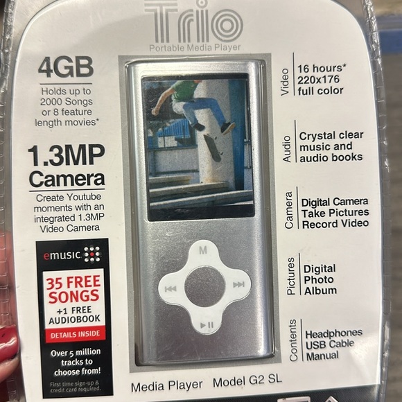 New 4GB 1.3MP Portabale Media Player - Picture 2 of 3